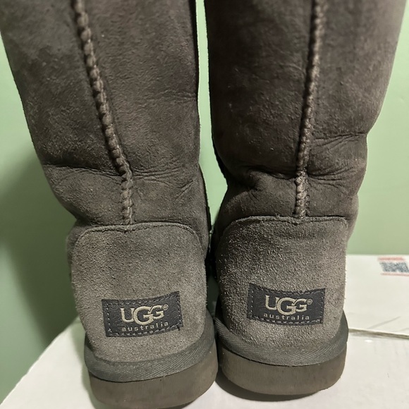 EUC Gray Uggs - Picture 14 of 16